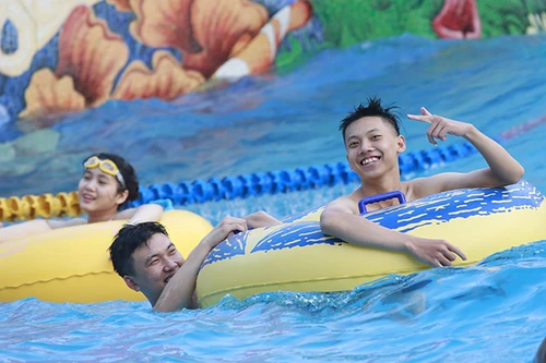 "Giải nhiệt" ở công viên nước Hồ Tây