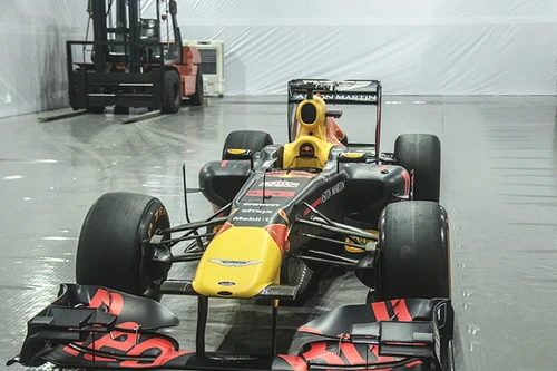 Tận mắt ngắm siêu xe đua công thức 1 ngay tại Thủ đô Hà Nội