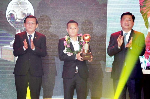 Phạm Thành Lương đoạt Quả bóng vàng Việt Nam 2016
