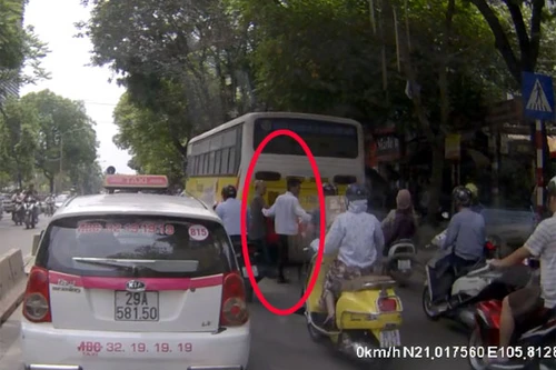 Clip: Hành động đầy tình người của một lái xe taxi 