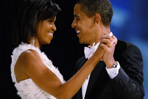 [ẢNH] Bất ngờ với thu nhập "khủng" của vợ chồng ông Obama sau khi rời Nhà Trắng