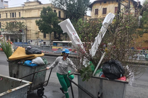 Ra Tết, vô tư xả rác ngập phố phường