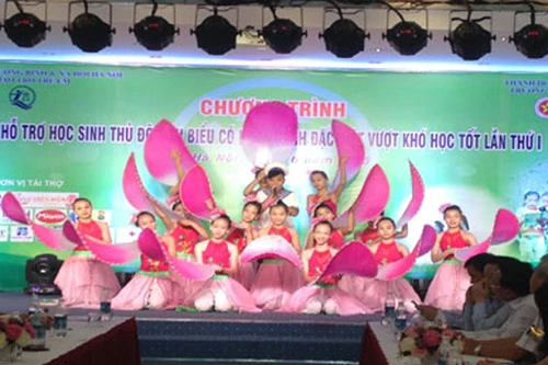 Tuyên dương học sinh Thủ đô có hoàn cảnh khó khăn học tốt