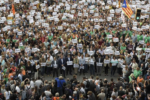 Gần nửa triệu dân xuống đường, phản ứng biện pháp cứng rắn của chính phủ Tây Ban Nha