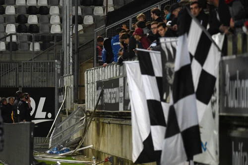 Pháp: Sập hàng rào ở sân vận động làm hàng chục người bị thương