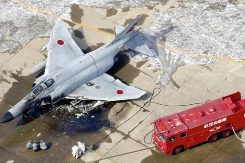 Máy bay chiến đấu của Nhật Bản bốc cháy tại căn cứ không quân