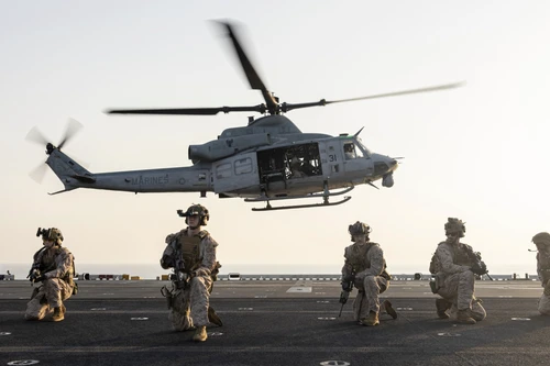 Thủy quân lục chiến Mỹ huấn luyện trực thăng UH-1Y Venom tiếp cận mái nhà, chuẩn bị cho chiến tranh đô thị