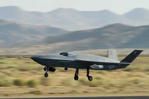 UAV YFQ-42A của Mỹ thực hiện nhiệm vụ bay bán tự động đầu tiên
