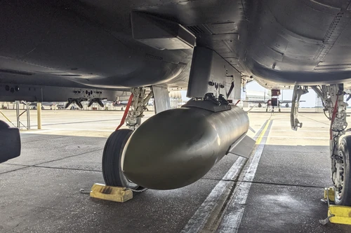 Mỹ dùng bom xuyên phá thế hệ mới nặng hơn 2 tấn đánh vào cứ điểm tên lửa Iran