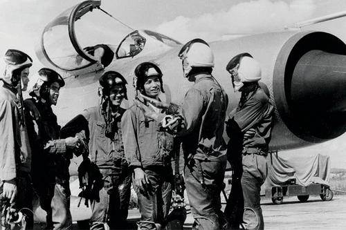 MiG-21 có thiết kế đặc trưng với cánh tam giác, thân nhỏ gọn và động cơ phản lực mạnh so với kích thước tổng thể.