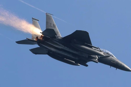 Iran tuyên bố bắn trúng tiêm kích F-15 xâm nhập: Diễn biến mới trong cuộc đối đầu trên không