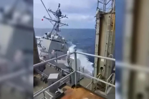 Khoảnh khắc 2 chiến hạm Mỹ va chạm khi tiếp tế trên Biển Caribe