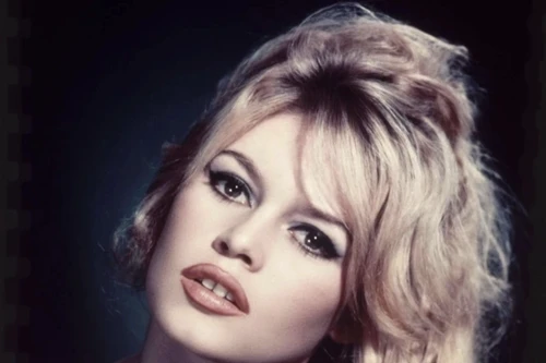 Brigitte Bardot, người phụ nữ gắn liền với hình ảnh tự do, táo bạo và sức hút khó cưỡng của điện ảnh Pháp thế kỷ 20, đã qua đời ngày 28/12/2025 tại Paris.