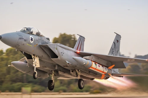 F-15I mang tên lửa không đối đất khổng lồ Blue Sparrow tấn công Iran trong chiến dịch 'Sư tử gầm'