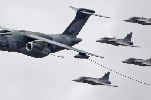 Máy bay KC-390 gắn cần tiếp dầu - lời giải cơ động cho bài toán tiếp dầu chiến lược của Mỹ?