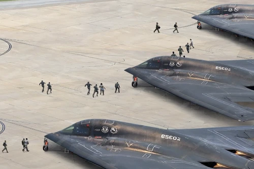 Máy bay ném bom tàng hình B-2 Mỹ phối hợp với tiêm kích F-18 và F-35 diễn tập tấn công biển tầm xa