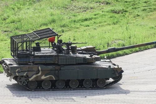 Xe tăng 'mạnh nhất châu Á' lắp giáp lồng để đối phó mối đe dọa từ trên cao