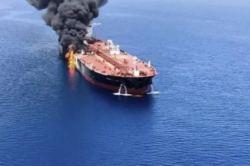 Xuồng tự sát Iran lần đầu tấn công tàu dầu trên Vịnh Oman
