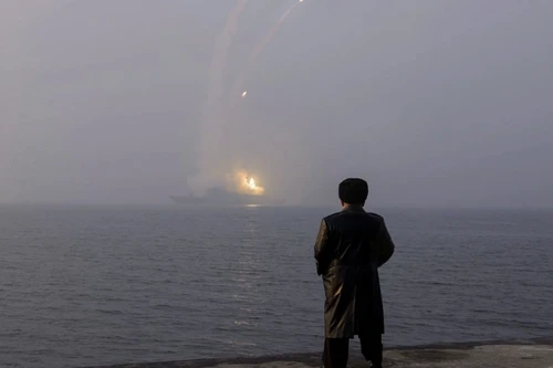 Ông Kim Jong-un thị sát tàu chiến phóng tên lửa, thúc đẩy tham vọng hải quân Triều Tiên