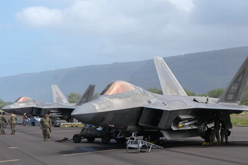 Phi đội tiêm kích tàng hình F-22 Raptor Mỹ đã tới Israel giữa căng thẳng với Iran