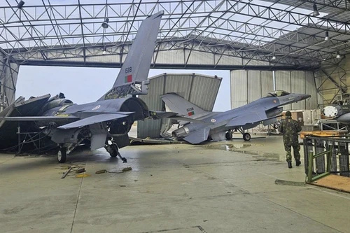 Bão Kristin thổi tung mái nhà chứa máy bay, ít nhất 4 tiêm kích F-16 của Bồ Đào Nha hư hại