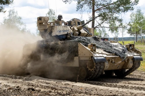Mỹ thử nghiệm xe chiến đấu M2A3 Bradley bắn đạn thật trong điều kiện mùa đông tại Ba Lan
