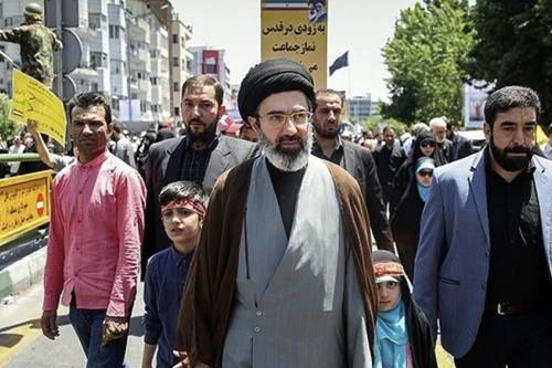 Con trai Lãnh tụ Tối cao Iran Ali Khamenei dẫn đầu cuộc đua kế nhiệm