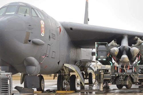 Mỹ dùng máy bay ném bom chiến lược B-52 mang tên lửa hành trình tầm xa cực mạnh JASSM tấn công căn cứ tên lửa Iran