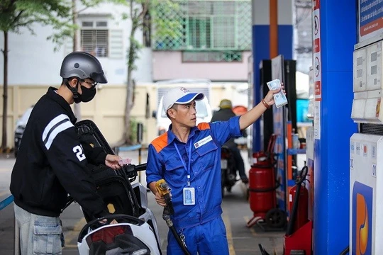 Giá xăng dầu giảm lần đầu tiên trong năm mới