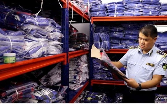 Kiểm tra điểm chứa gần 6.500 bộ quần áo nghi giả nhãn hiệu bán trên thương mại điện tử 