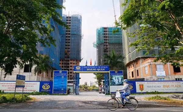 Bị thu giữ loạt nhà đất, Địa ốc Hoàng Quân còn nợ ngân hàng bao nhiêu tiền?