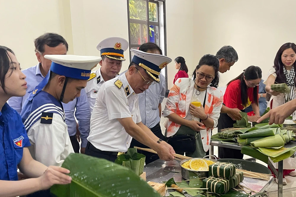 Gói bánh chưng đón Tết sớm ở đảo Nam Du