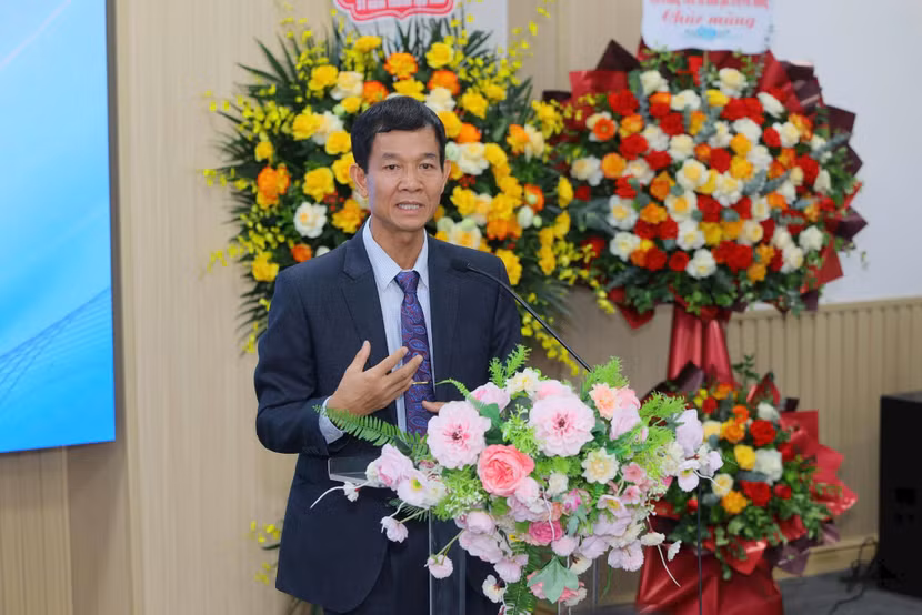 GS.TS. Hoàng Đình Phi, Hiệu trưởng trường Quản trị và Kinh Doanh khẳng định đơn vị hướng tới xây dựng một trung tâm tri thức và đổi mới sáng tạo có khả năng đóng góp trực tiếp cho sự phát triển của đất nước.