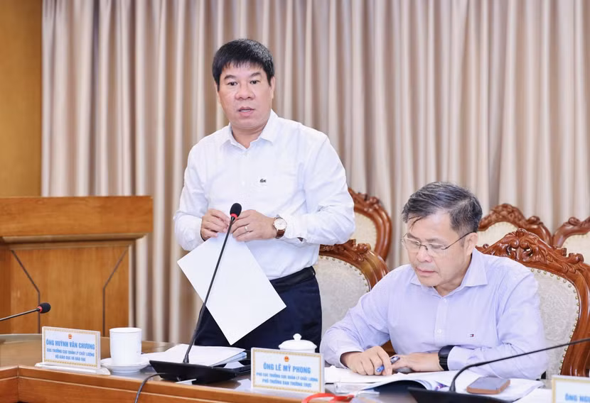 Cục trưởng Cục Quản lí chất lượng Huỳnh Văn Chương báo cáo tại phiên họp