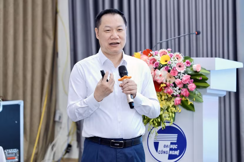 Vụ trưởng Vụ Giáo dục Đại học Nguyễn Tiến Thảo báo cáo tại hội thảo
