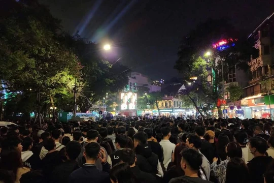 Hà Nội đón năm mới 2026 với lễ hội âm nhạc và pháo hoa rực rỡ