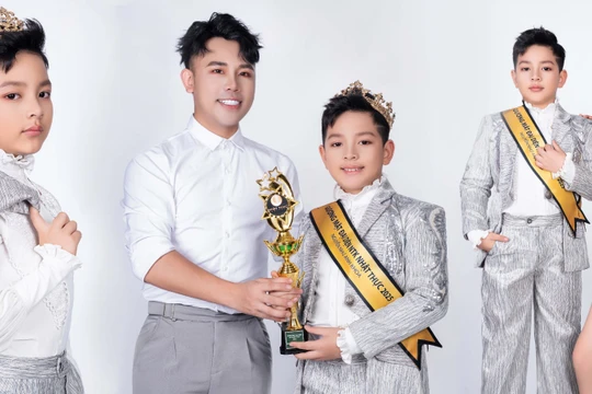 Mẫu "nhí" Elio K-OA trở thành "Gương mặt đại diện nhà thiết kế Nhật Thực năm 2025"