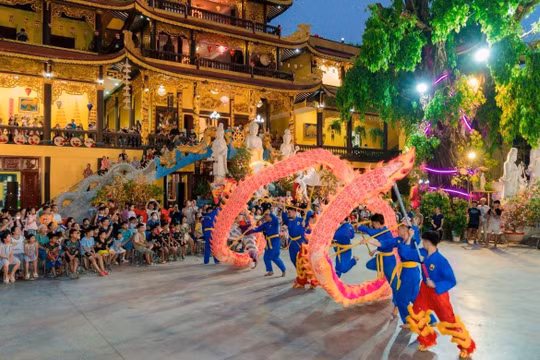 NSND Trọng Trinh cùng đoàn nghệ thuật lân sư rồng lan tỏa bản sắc Việt