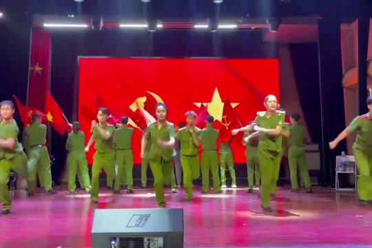 Ca khúc "Công an Thủ đô vì bình yên cuộc sống" vang lên trên sân khấu "Hà Nội bình yên"