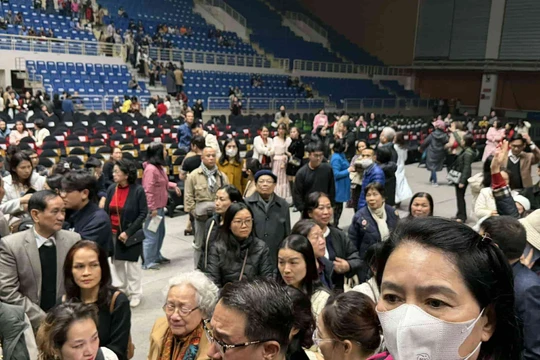 Show diễn “Về đây bốn cánh chim trời” hủy sát giờ: khán giả bức xúc, ban tổ chức vòng vo khó hiểu