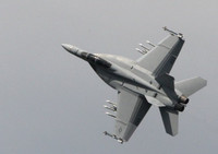 [ẢNH] Tiêm kích hạm mạnh nhất của Mỹ chưa kịp đánh Iran đã bị trọng thương