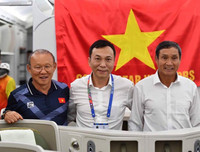 [ẢNH] Toàn cảnh xúc động đón mừng những người hùng của bóng đá Việt Nam