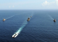 [ẢNH] Sát thủ hạt nhân đóng vai trò cận vệ cho tàu sân bay Mỹ