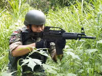 [ẢNH] Chiến sĩ gìn giữ hòa bình Việt Nam huấn luyện sử dụng súng trường Pindad SS2 tối tân