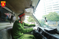 Công an Hà Nội tăng cường kiểm soát người ra đường, thực hiện nghiêm cách ly xã hội phòng ngừa Covid-19