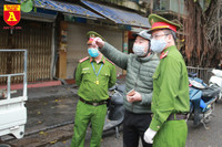 Công an Hà Nội tăng cường kiểm soát người ra đường, thực hiện nghiêm cách ly xã hội phòng ngừa Covid-19