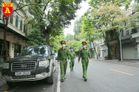 Công an Hà Nội tăng cường kiểm soát người ra đường, thực hiện nghiêm cách ly xã hội phòng ngừa Covid-19