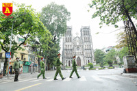 Công an Hà Nội tăng cường kiểm soát người ra đường, thực hiện nghiêm cách ly xã hội phòng ngừa Covid-19