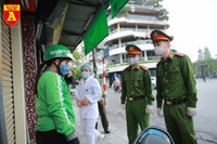 Công an Hà Nội tăng cường kiểm soát người ra đường, thực hiện nghiêm cách ly xã hội phòng ngừa Covid-19