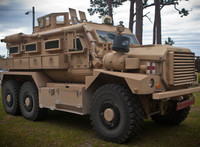 [ẢNH] Xe bọc thép Mỹ lao thẳng vào húc thiết giáp BTR-80 Nga tại Syria